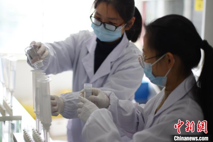 實驗室圍繞基于環境樣本的毒情評估與溯源、毒品快檢方法等7個主要方向開展系列研究。　泱波 攝