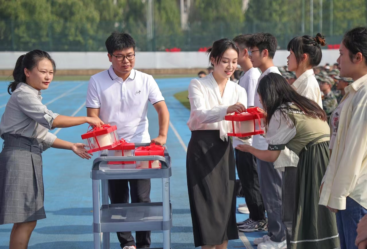 中國藥科大學為9位新生同學送上生日祝福。 中國藥科大學為9位新生同學送上生日祝福。